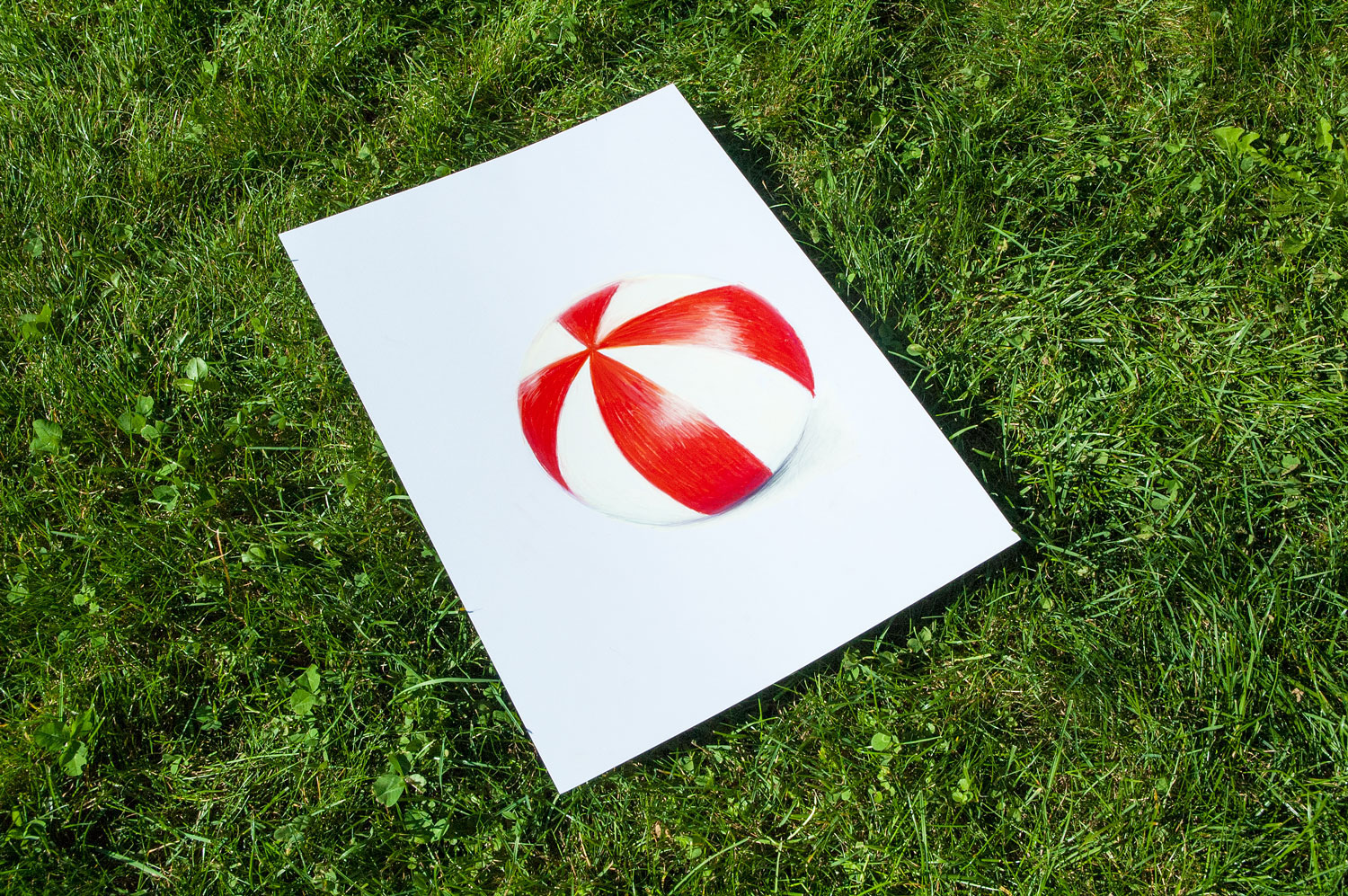 Illustration eines rot-weissen Balls