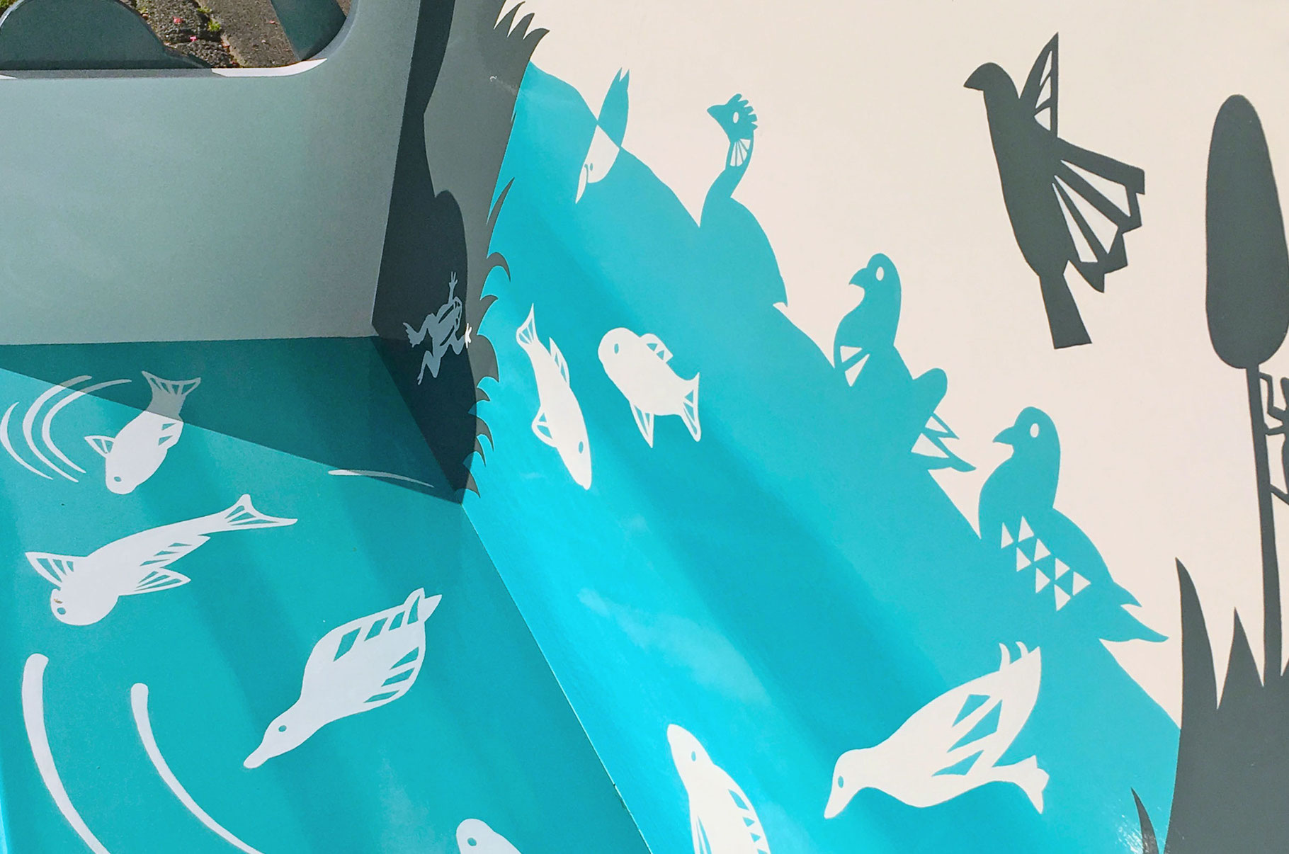 Detail der Tierillustrationen auf der NGT Sitzbank