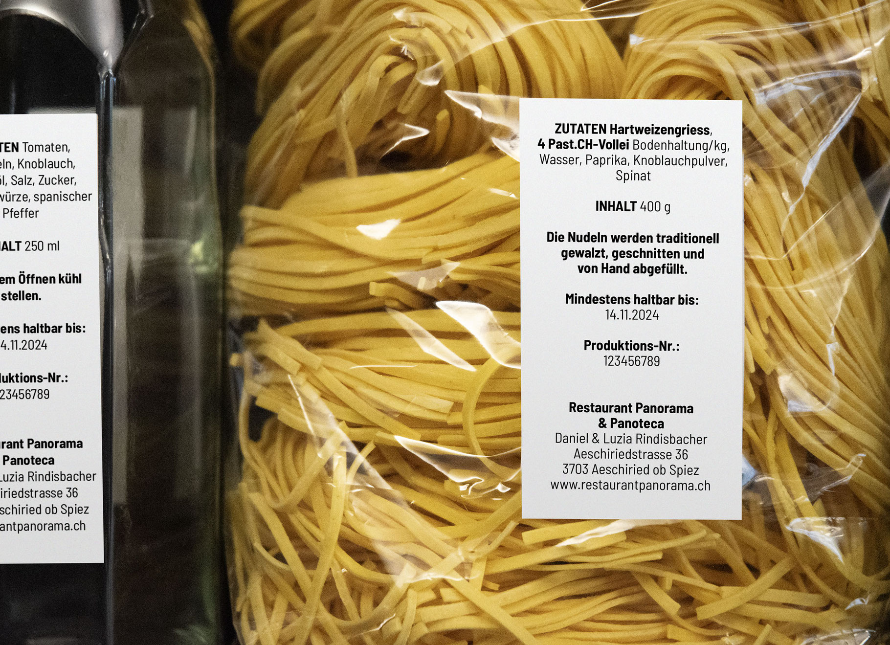 Rückseitenetiketten auf hausgemachter Pasta und Sauce